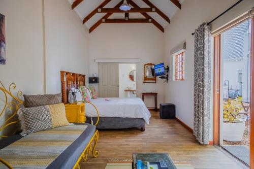 Кровать или кровати в номере Aan de Oever Guesthouse