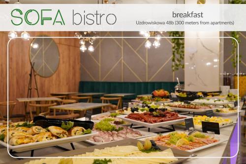 ein Buffet mit vielen verschiedenen Speisen in der Unterkunft Loft Premium Apartments by Baltic Home in Świnoujście