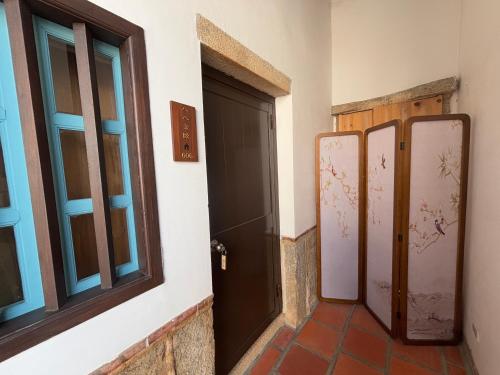 a room with a door and a window at 八八金歐王金城洋樓古厝民宿 in Jinsha