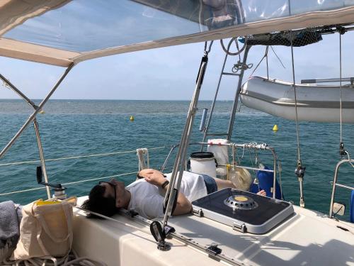 Location insolite en voilier, navigation, coucher de soleil, et baignades en mer