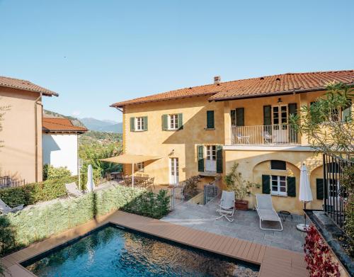 a house with a swimming pool in front of a building at Villa Beatrice La Limonaia in Mezzegra