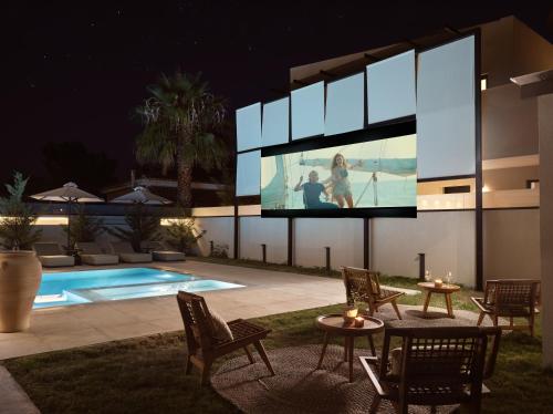 Bazén v ubytovaní Vorto Luxury Villas, a Signature Island Retreat, By ThinkVilla alebo v jeho blízkosti