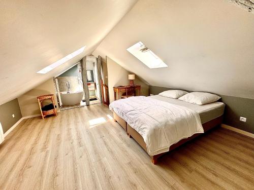 une chambre avec un grand lit et une salle de bain dans l'établissement Duplex avec place de parking privé, à Orléans