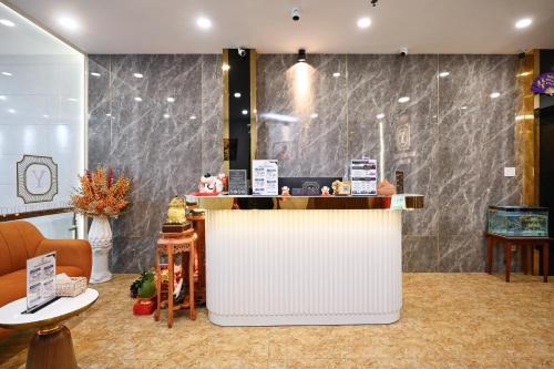 a lobby with a counter and a counter sidx sidx sidx at Yoyo Airport Saigon Hotel in Ho Chi Minh City