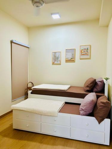 a room with two beds in a room at La Dimora Gamuda Cove Splash Mania in Pulau Kempas