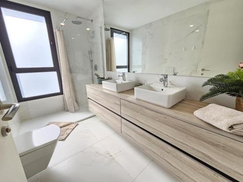 a bathroom with two sinks and a large mirror at Benidorm Beach apartment - Costa Blanca in Benidorm