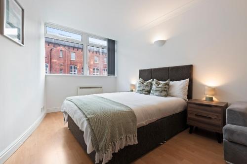 a bedroom with a large bed and a window at Leeds City Centre - Sleeps 5 - Free Parking in Leeds