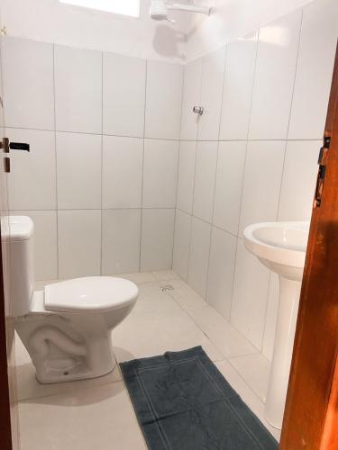 イリェウスにあるCantinho #1 Espaço Inteiroのトイレと洗面台を備えた白いバスルーム