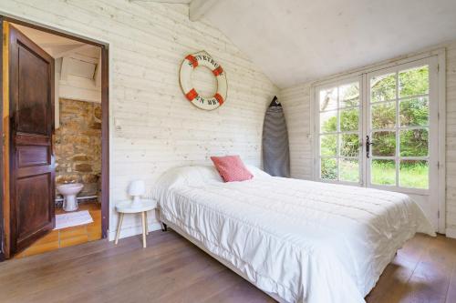 une chambre avec un grand lit blanc et une fenêtre dans l'établissement Mendizola - 5 chambres - Piscine - Vue montagne, à Sare