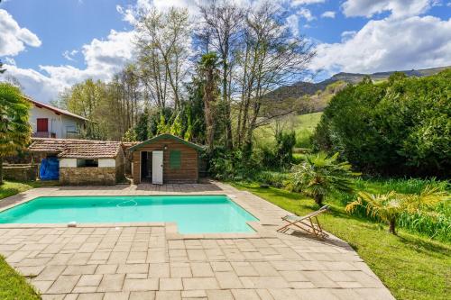 une piscine dans la cour d'une maison dans l'établissement Mendizola - 5 chambres - Piscine - Vue montagne, à Sare