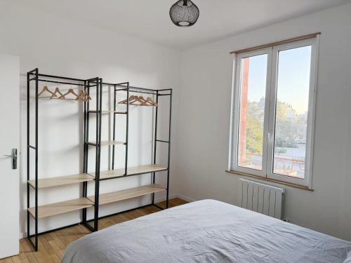 une chambre avec un lit et une étagère dans l'établissement Appartement F2 coeur de Vichy bellle vue, à Vichy