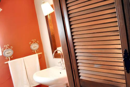 ein Badezimmer mit Toilette und Waschbecken in der Unterkunft Welcoming House in Alcaracejos with Shared Pool in Alcaracejos