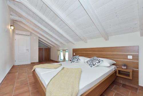 Ένα ή περισσότερα κρεβάτια σε δωμάτιο στο Villa Lapis ZadarVillas