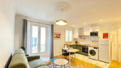 Justine Suite, Place de la République