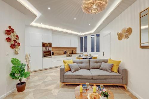 un salon avec un canapé et une table dans l'établissement Martine Suite, Place de la République, à Paris