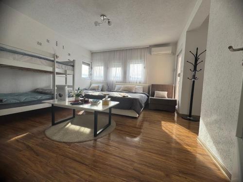 Ένα ή περισσότερα κρεβάτια σε δωμάτιο στο Apartment On the way