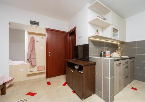 Кухня або міні-кухня у Adzic Apartments
