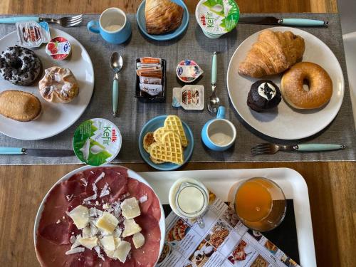 - une table avec des assiettes de produits pour le petit-déjeuner dans l'établissement Le Dune di Villa Diana, à Vasto