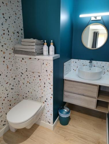 une salle de bain avec des toilettes blanches et un lavabo dans l'établissement La Maison du Plongeoir 14 pers grande terrasse vue lac de Serre Ponçon, à Savines