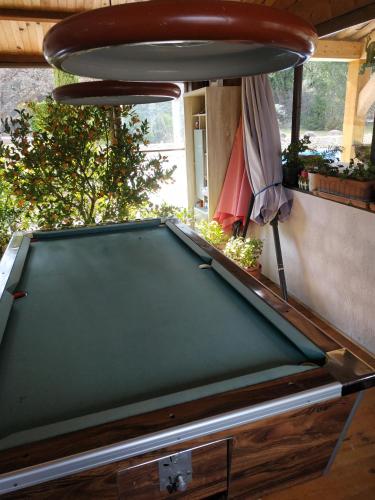 - un billard vert dans une chambre à publicité dans l'établissement AU BONHEUR et LIBERTÉ, à Meyrargues