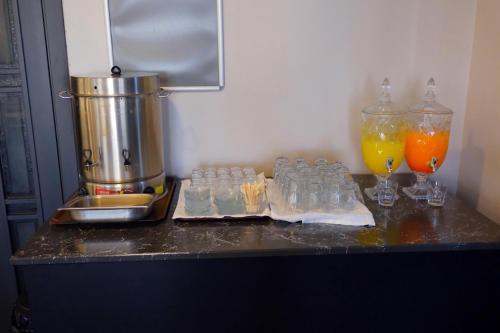 a counter with a juicer and some bottles and drinks at Marwa Hotel in Eskisehir