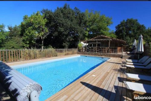 Πισίνα στο ή κοντά στο Listed lodge with pool in the heart of the Landes