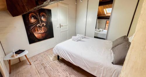 - une chambre avec un lit et une peinture d'un singe dans l'établissement AC - Rooftop views - Festival heart, à Avignon