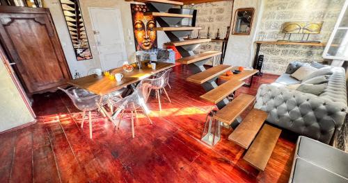 un salon avec une table et des chaises en bois dans l'établissement AC - Rooftop views - Festival heart, à Avignon