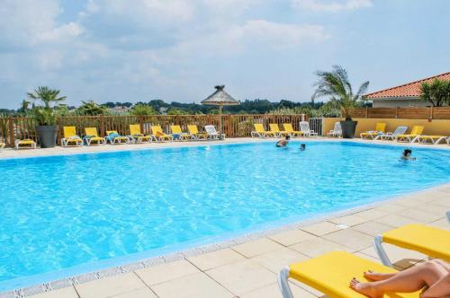 - une piscine dans un hôtel avec des personnes dans l'établissement Camping - Parc aquatique - ccagehb, à Saint-Michel-Chef-Chef