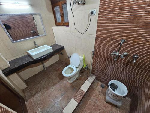 Ένα μπάνιο στο SKY BLOOM RESIDENCY GURGAON SECToR 22