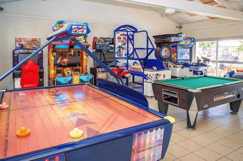 - une salle de jeux avec une table et un billard dans l'établissement Camping - Piscine - ccaggic, à Saint-Georges-dʼOléron
