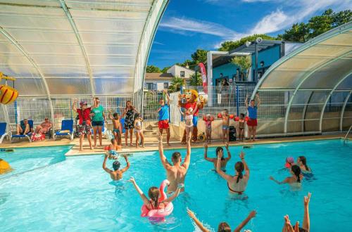 un groupe d'enfants jouant dans une piscine dans l'établissement Camping - Piscine - ccag0gh, à La Faute-sur-Mer