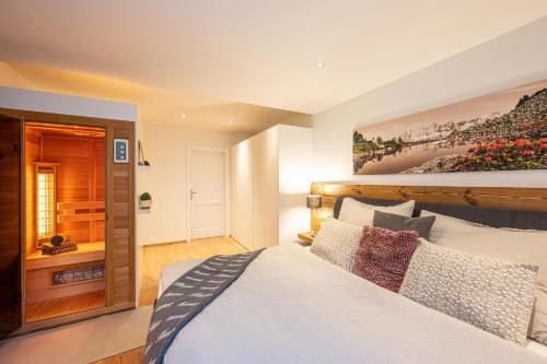 a bedroom with a bed and a painting on the wall at Appartement Ronacher in Eben im Pongau
