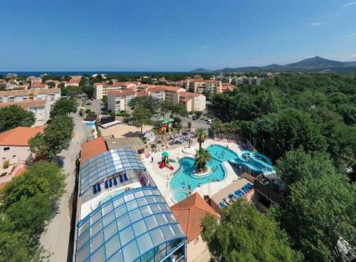 une vue aérienne d'une piscine dans un complexe hôtelier dans l'établissement Camping - Parc aquatique - ccahfai, à Argelès-sur-Mer