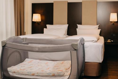 Postel nebo postele na pokoji v ubytování Hotel Forsthaus Nürnberg Fürth
