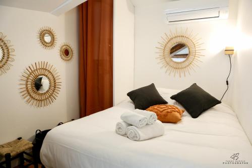 - une chambre avec un lit, des serviettes et des miroirs dans l'établissement Studio - Le Duplex Catalan - App 3-3 - City center, à Perpignan
