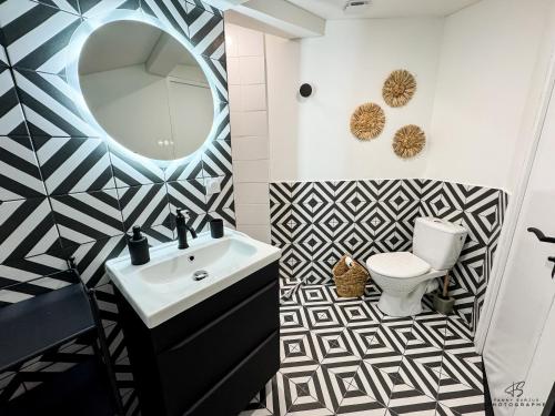 une salle de bain avec un lavabo et un miroir dans l'établissement Studio - Le Duplex Catalan - App 3-3 - City center, à Perpignan