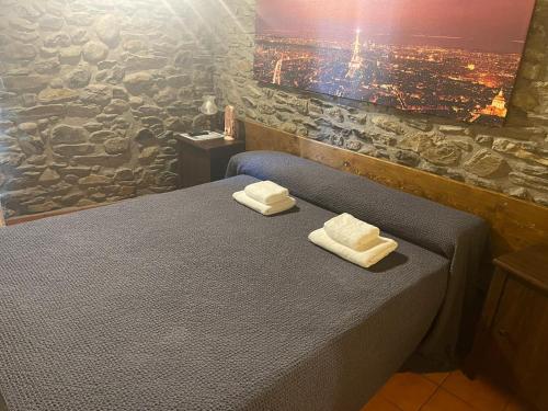 a bedroom with a bed with two towels on it at Hostal Rusó SC in Llivia