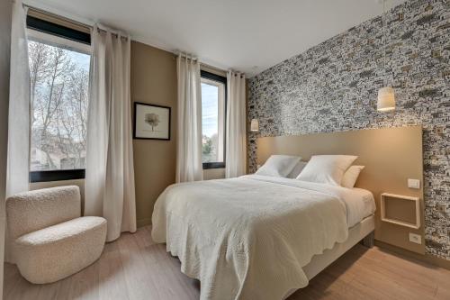 Postel nebo postele na pokoji v ubytování Hôtel Bellegarde by Viktor