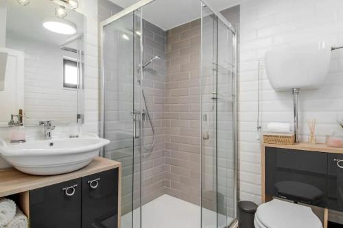 un bagno con doccia in vetro e lavandino di Countryside Retreat Villa with Pool,Jaccuzi a Klis