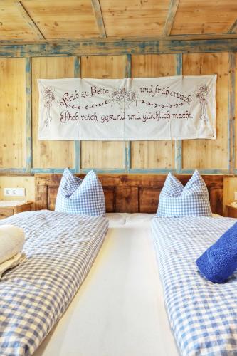 two beds in a room with writing on the wall at Familienwanderhof Eggeler in Liesing