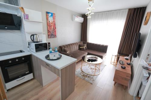 a small living room with a couch and a table at Classic Suite TS32 in Esenyurt