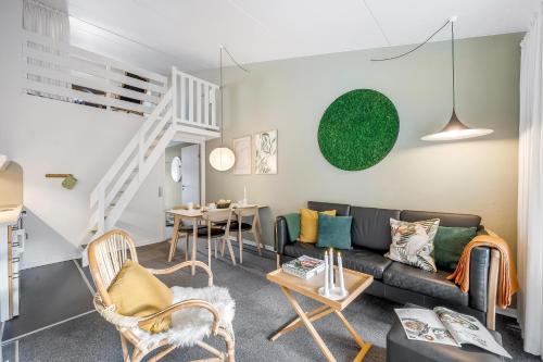 Posezení v ubytování Centrally Located Apartment In Søndervig, Renovated In 2025