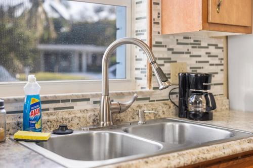 Nhà bếp/bếp nhỏ tại Tropical Tranquility In South Hutchinson Beach