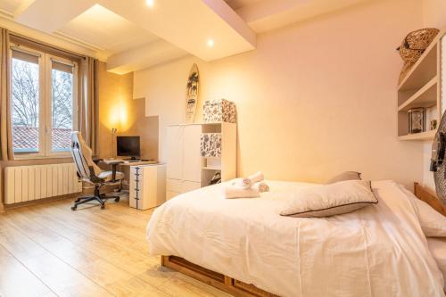 une chambre avec un lit, un bureau et un ordinateur dans l'établissement Cozy T1 with Wifi in the heart of Toulouse, à Toulouse