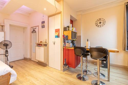 une cuisine avec une table et des chaises dans une pièce dans l'établissement Cozy T1 with Wifi in the heart of Toulouse, à Toulouse