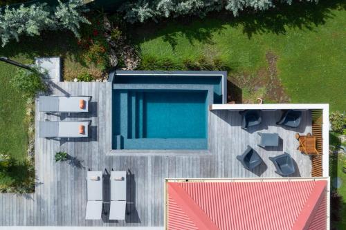 una vista aérea de una piscina junto a una valla en Villa Paloma, en Grand-Bourg