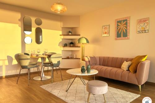 un salon avec un canapé et une table dans l'établissement Le Pop Art' - Terrasse Great Sea View and Parking, au Havre