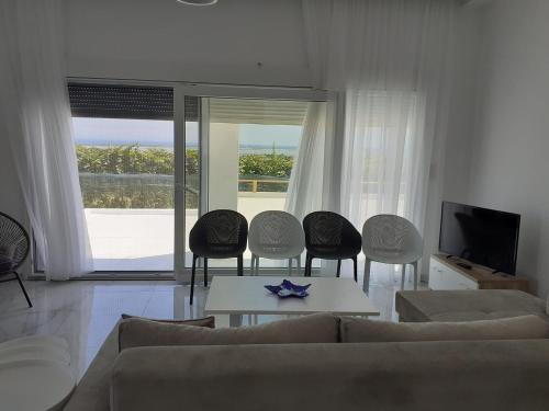 TV a/nebo společenská místnost v ubytování Villas Lago e Mare