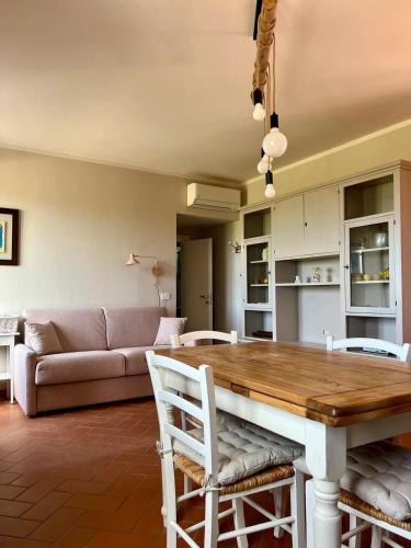 a living room with a table and a couch at Eri tra gli Ulivi in Gropina